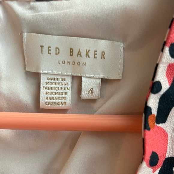 Ted Baker - Beautiful and Feminine Animal Print Blouse with V-neck - Picture 11 of 14